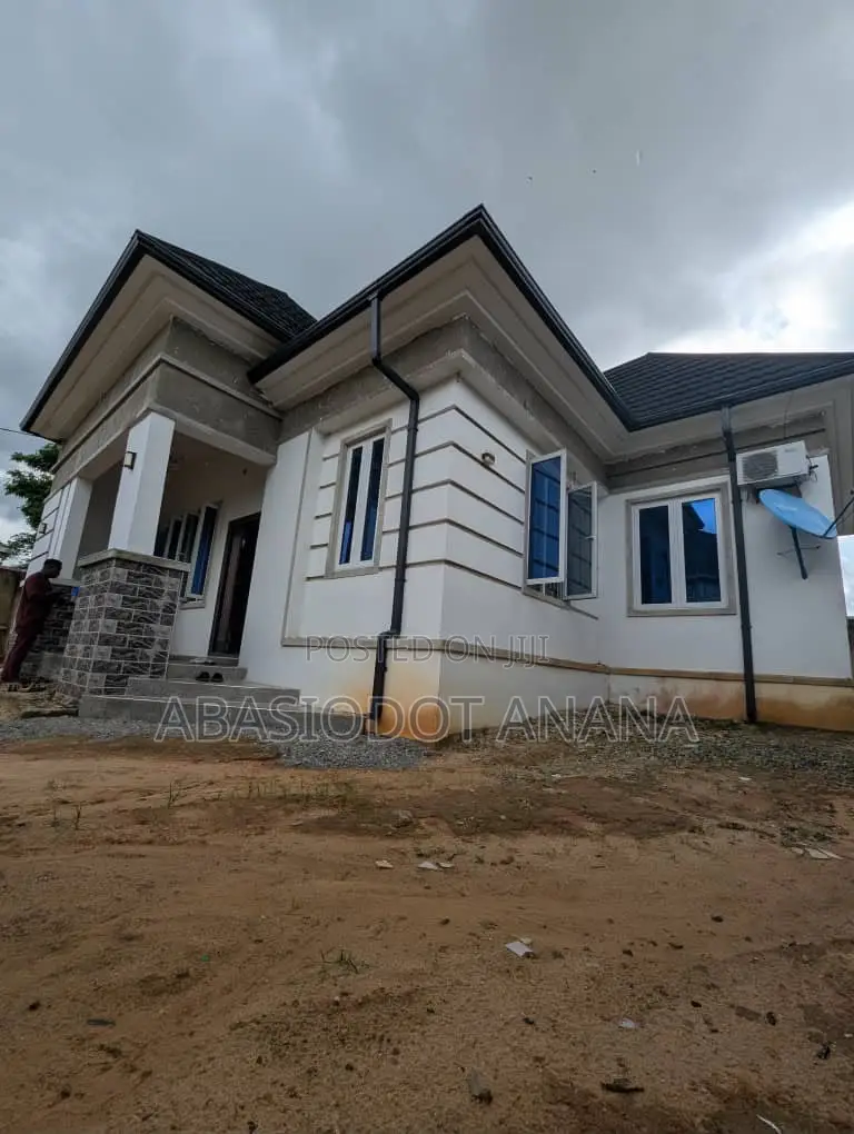 4bdrm Bungalow in Mbak Road, Uyo for sale in Uyo