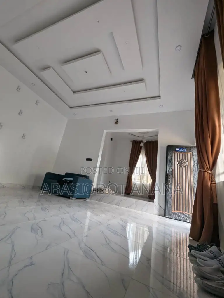 4bdrm Bungalow in Mbak Road, Uyo for sale in Uyo