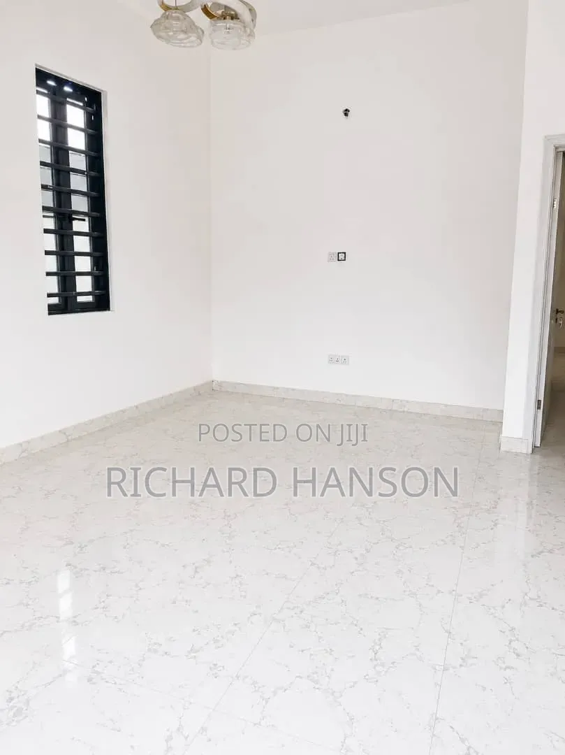 2bdrm Bungalow in Secured, Ogombo for sale in Ogombo