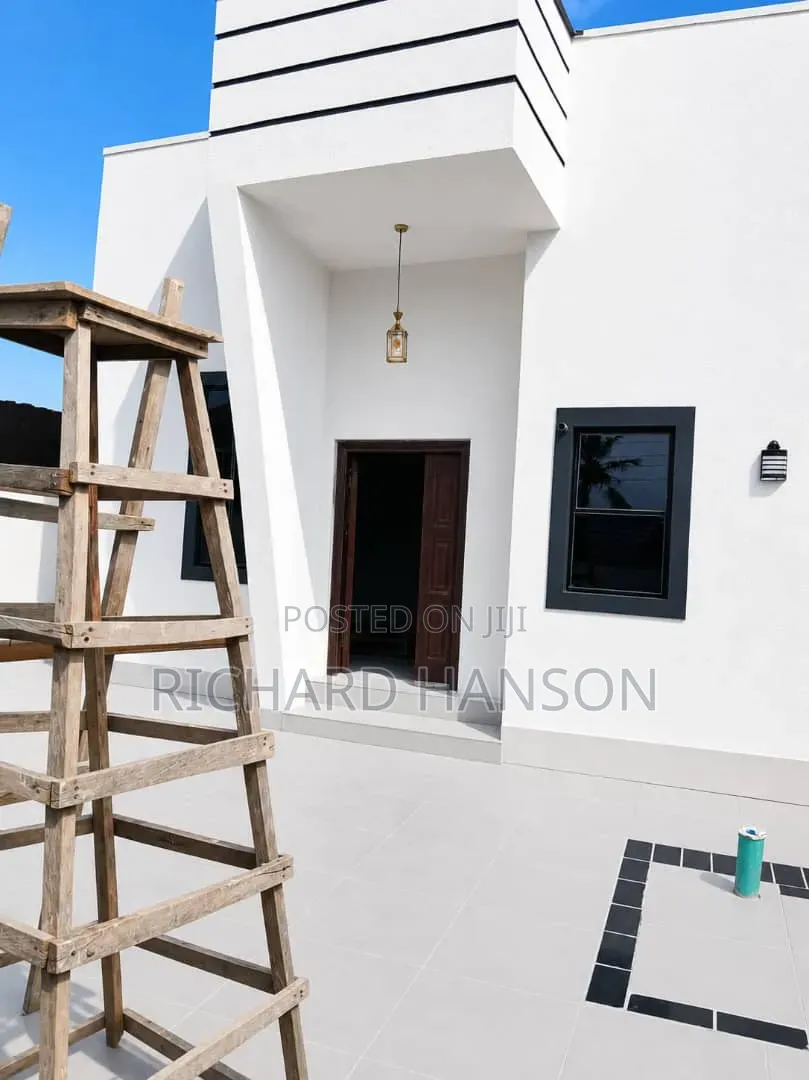 2bdrm Bungalow in Secured, Ogombo for sale in Ogombo