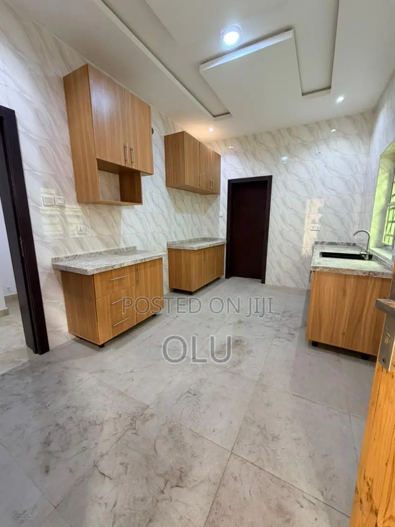 Furnished 3bdrm Block of Flats in Magodo Gra Ph2 for sale in GRA Phase 2 Shangisha