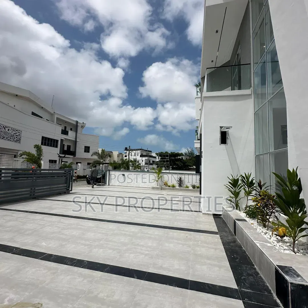 5bdrm Duplex in Ikate for sale in Ikate