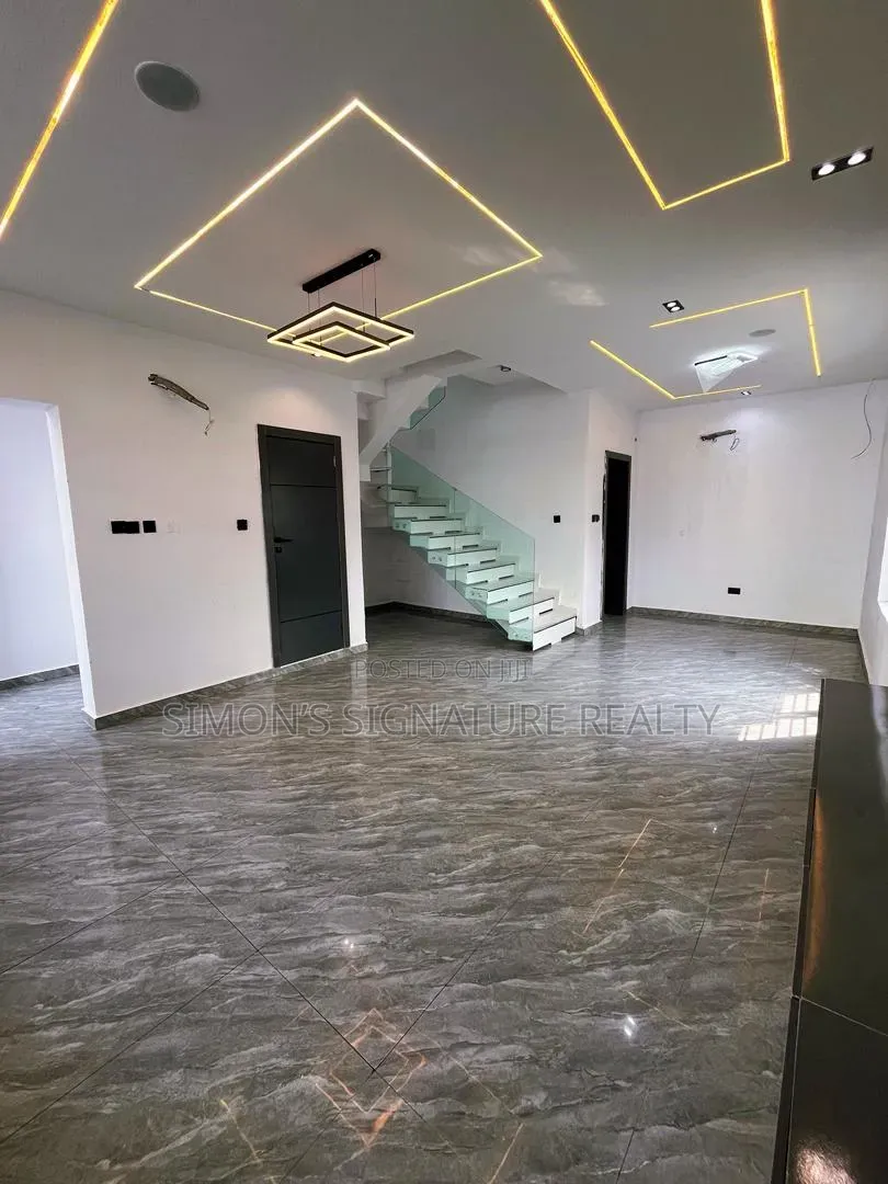 4bdrm Duplex in Chevron for sale in Chevron