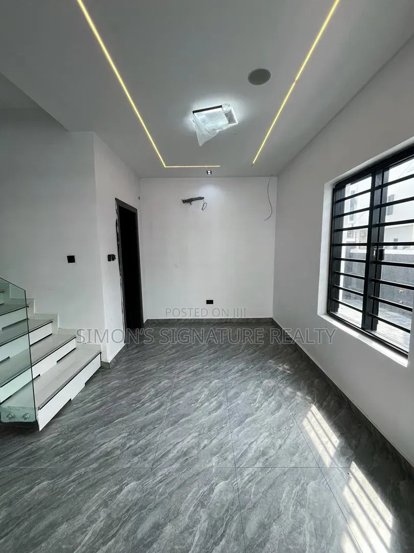 4bdrm Duplex in Chevron for sale in Chevron