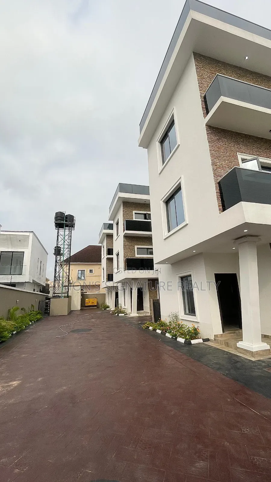 4bdrm Duplex in Chevron for sale in Chevron