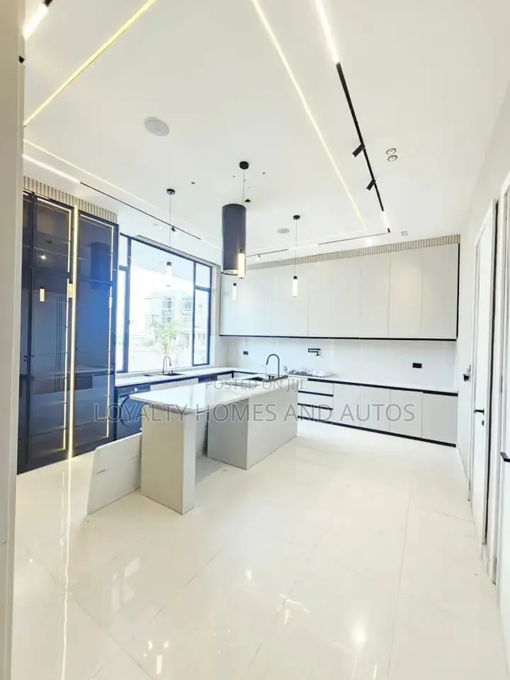 5bdrm House in Osapa london for sale in Osapa london