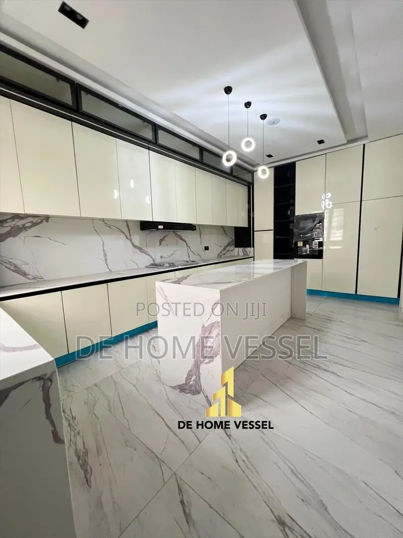 5bdrm Duplex in Chevron for sale in Chevron