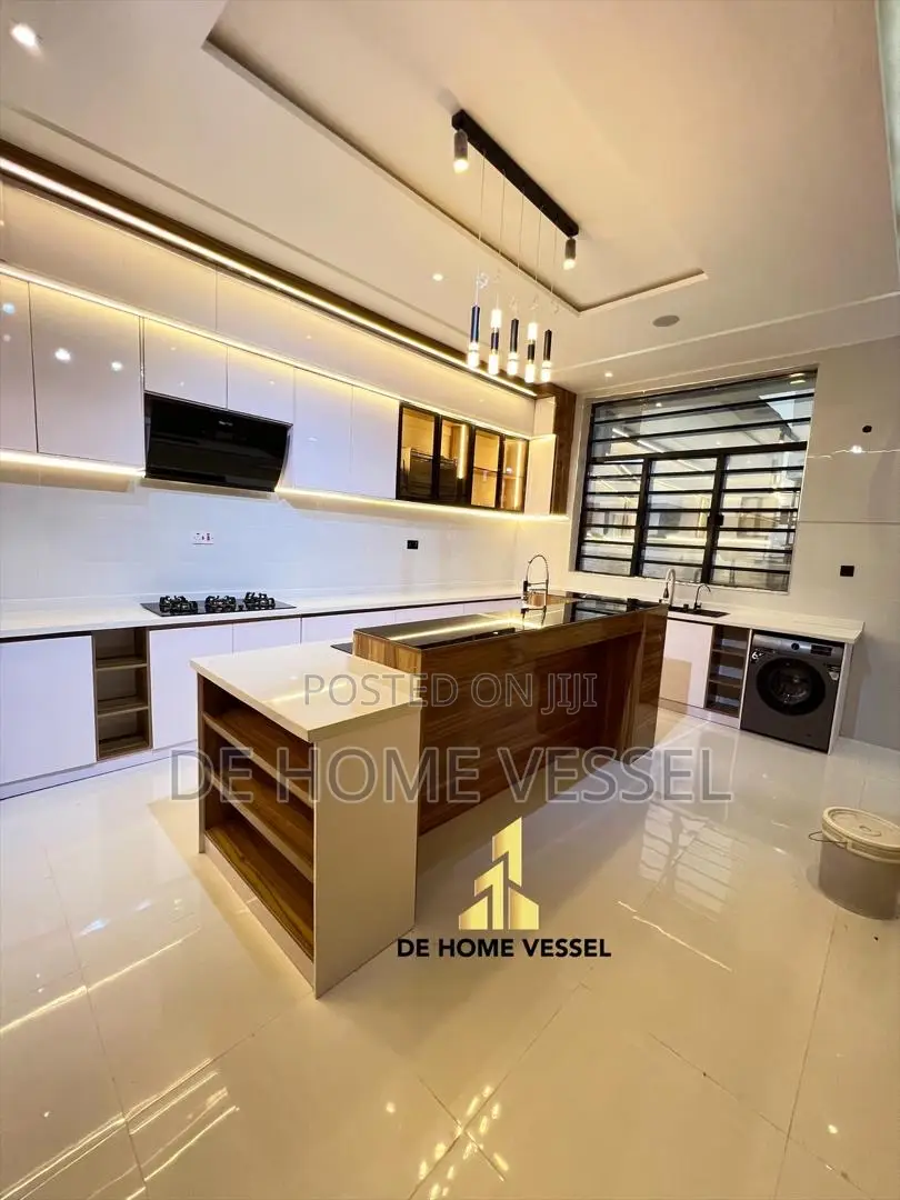 5bdrm Duplex in Ikota for sale in Ikota