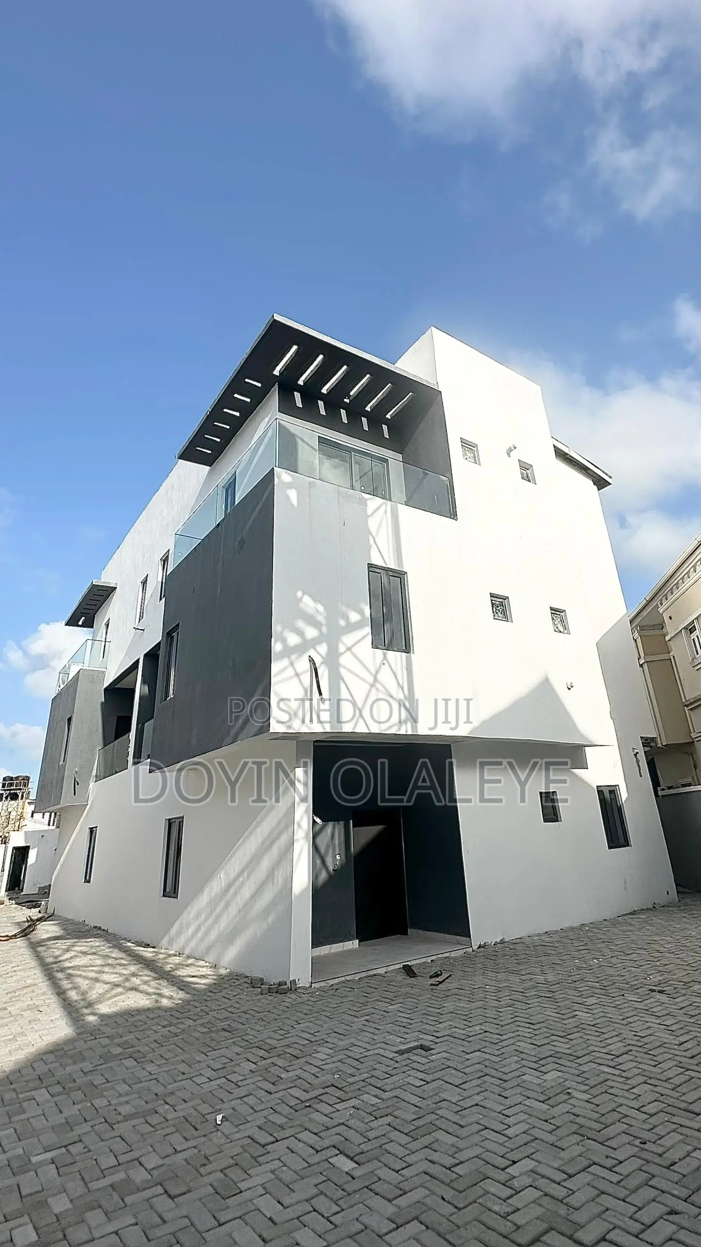 3bdrm Penthouse in Ikota for sale in Ikota