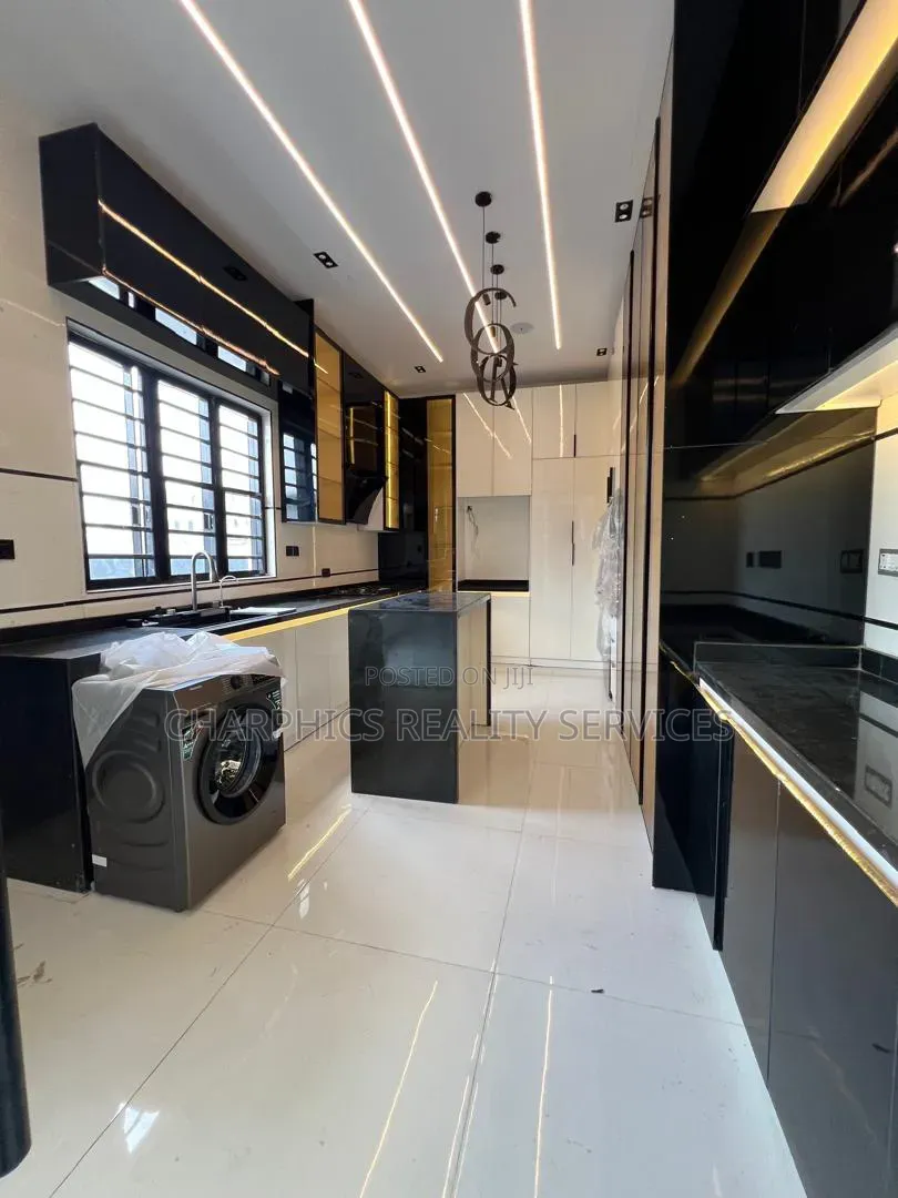 5bdrm Duplex in Ologolo for sale in Ologolo