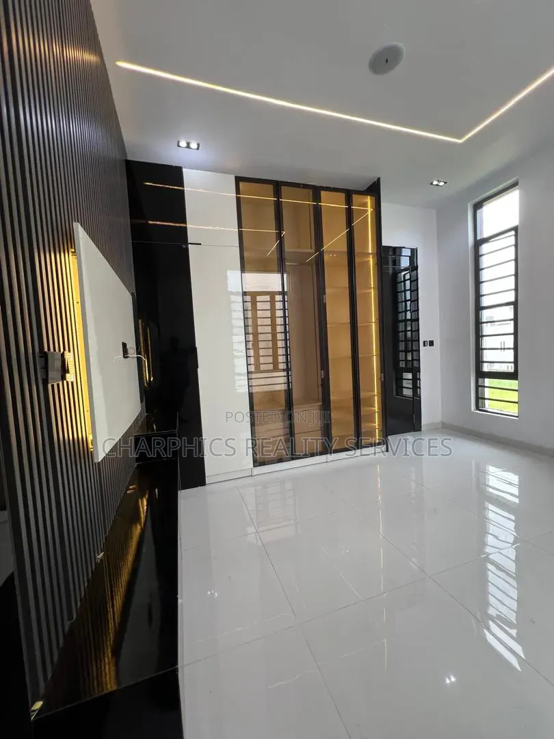 5bdrm Duplex in Ologolo for sale in Ologolo