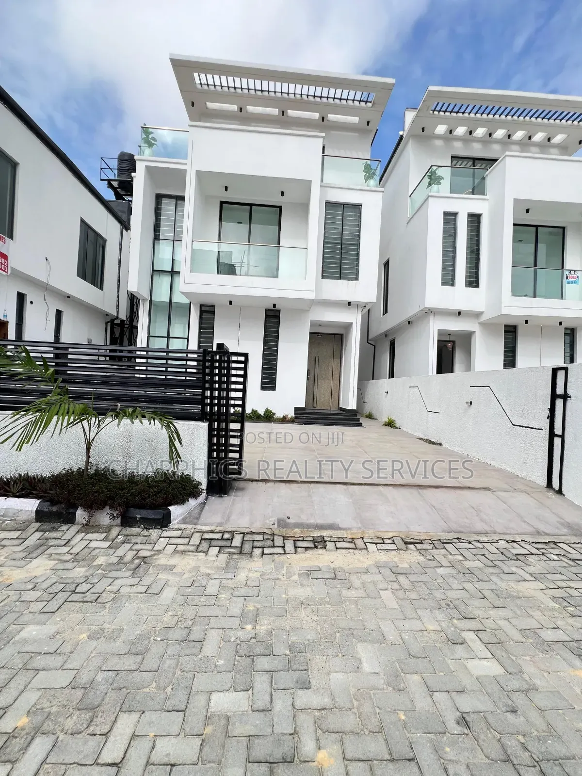 5bdrm Duplex in Chevron for sale in Chevron