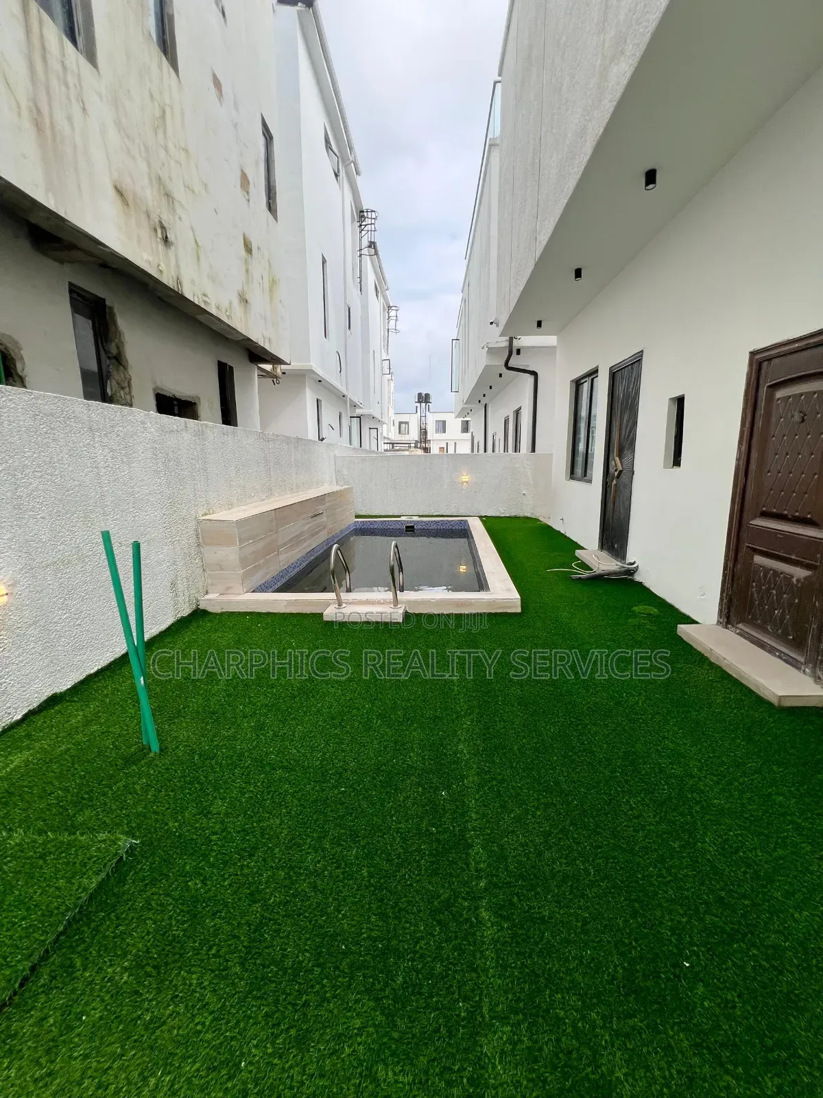 5bdrm Duplex in Chevron for sale in Chevron