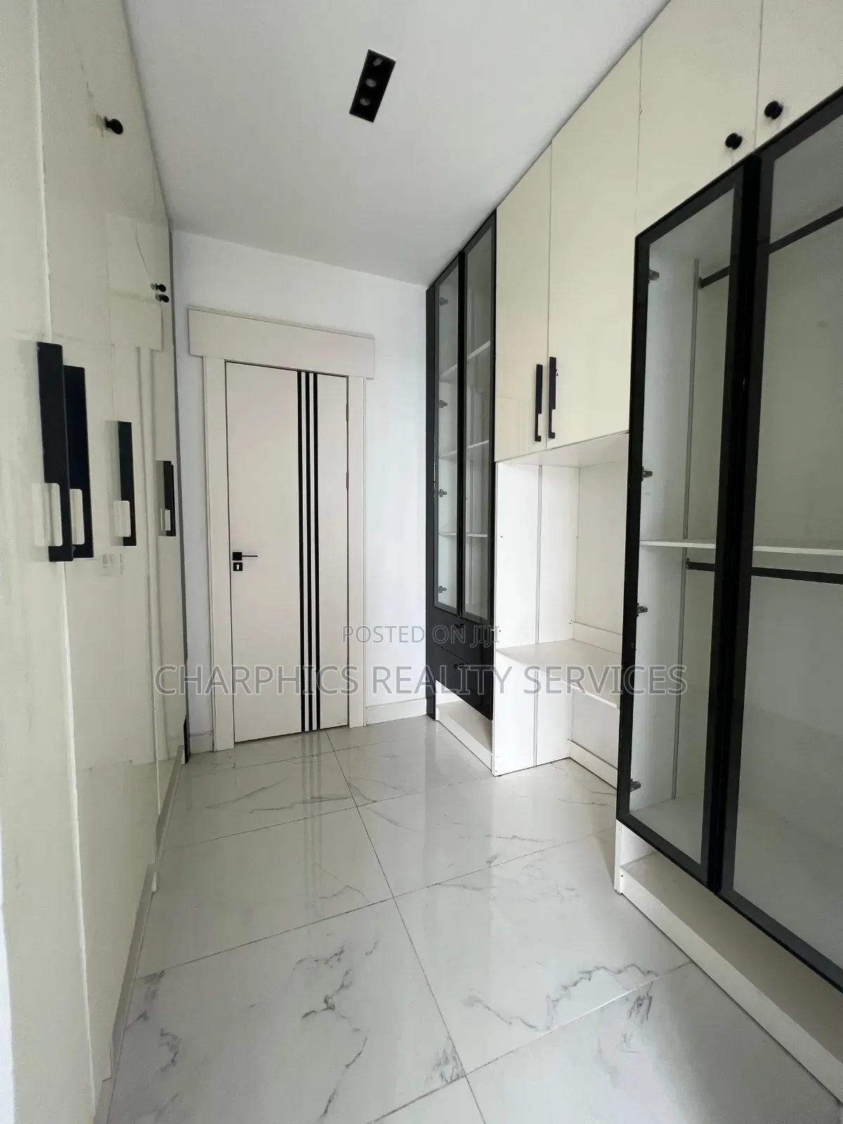 5bdrm Duplex in Chevron for sale in Chevron