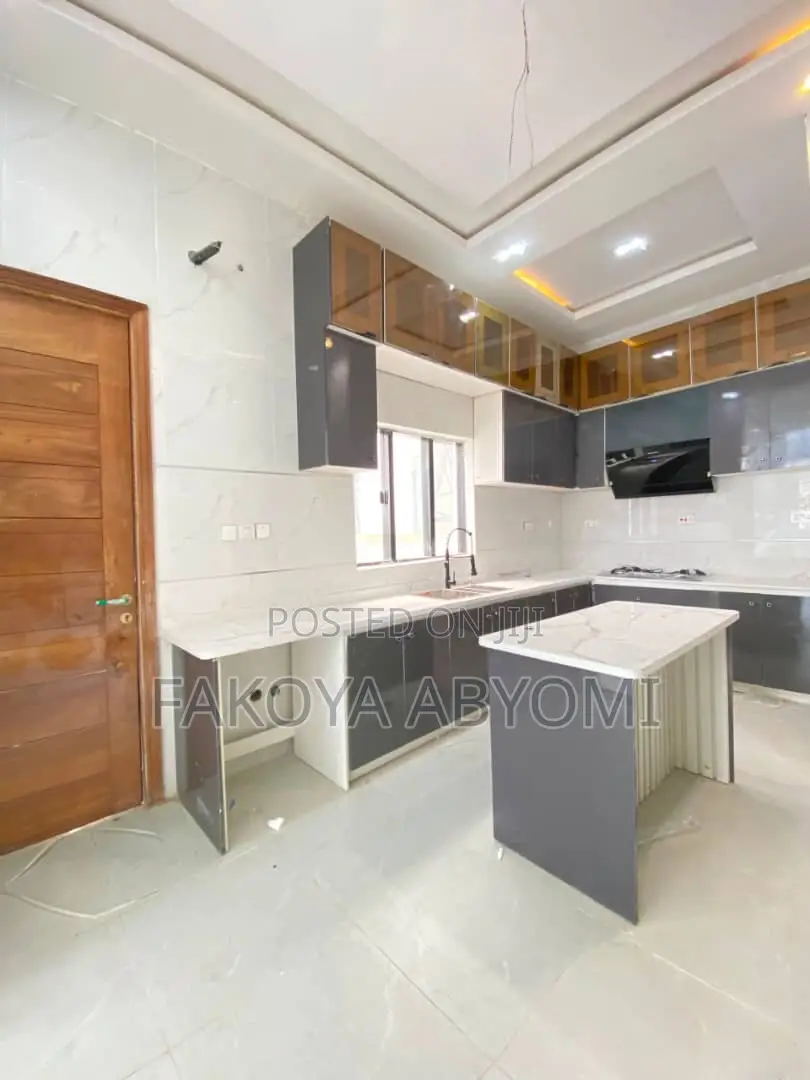 4bdrm Duplex in Chevron for sale in Chevron