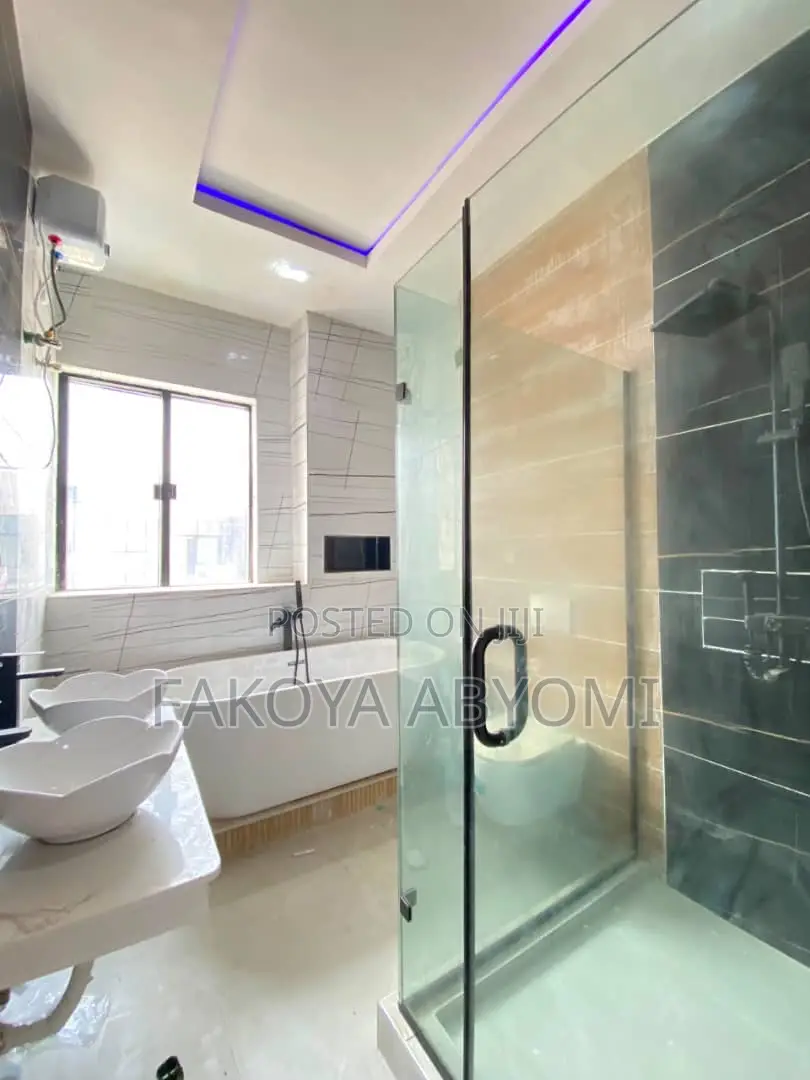 4bdrm Duplex in Chevron for sale in Chevron