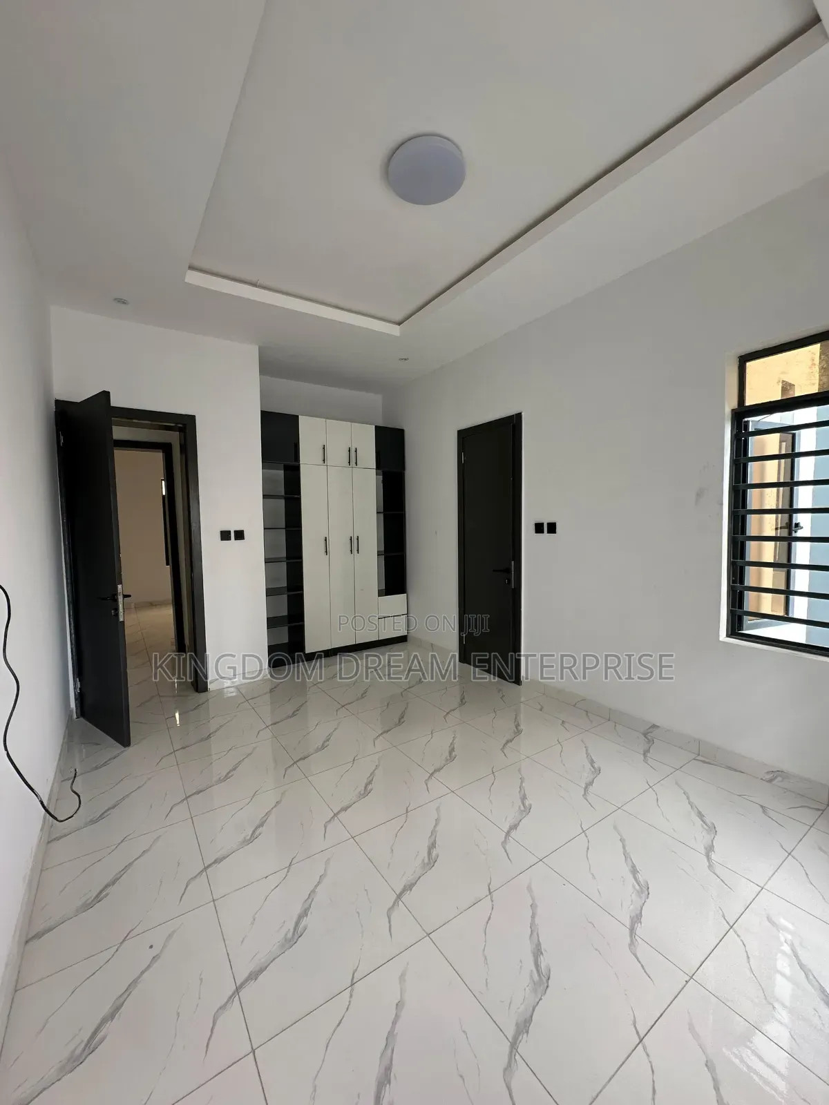 2bdrm Apartment in Lekki Scheme 2 Lagos for rent in Lekki Phase 2