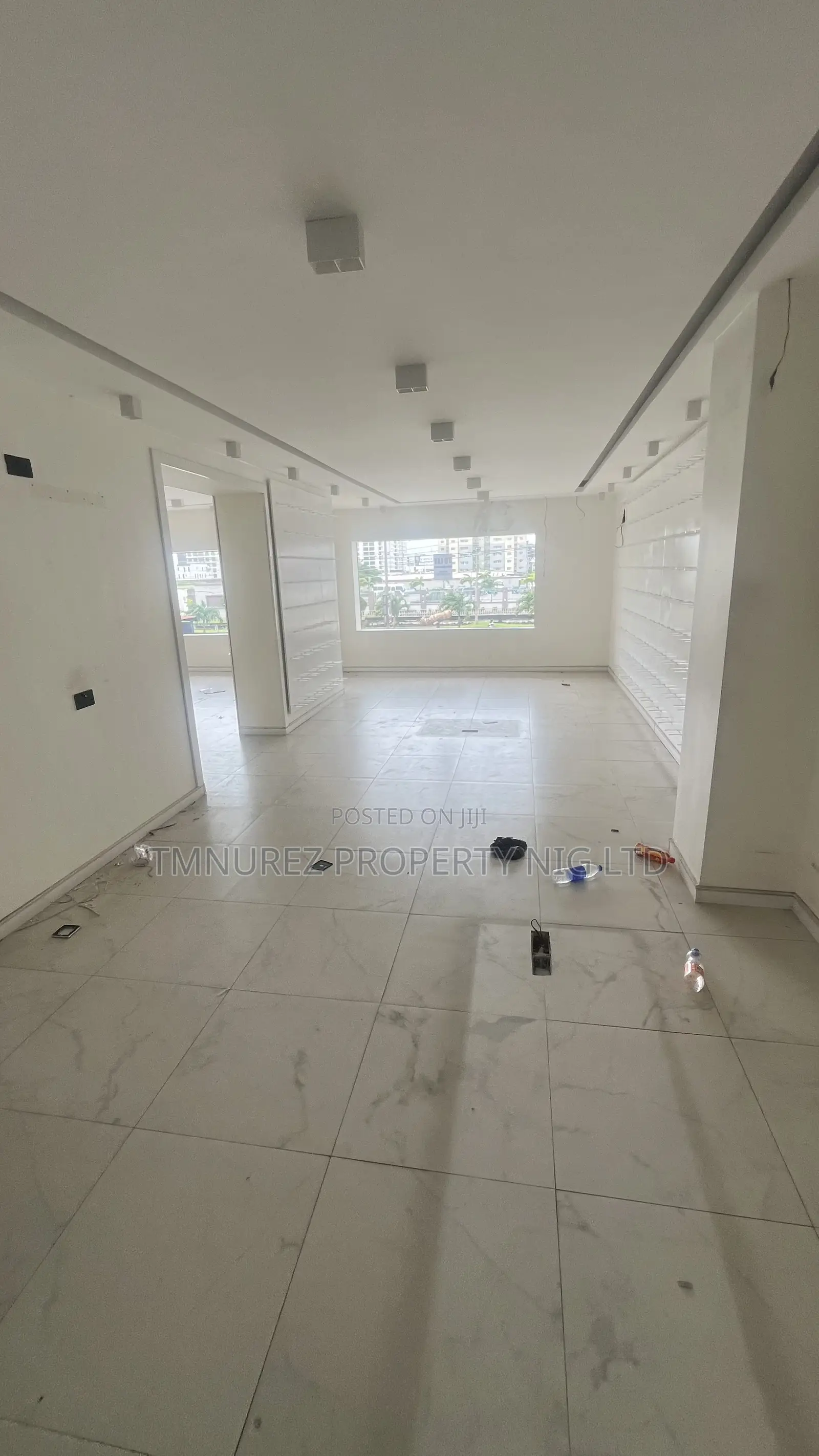 Showroom Shop Upstair on Lekki Major Road in Lekki