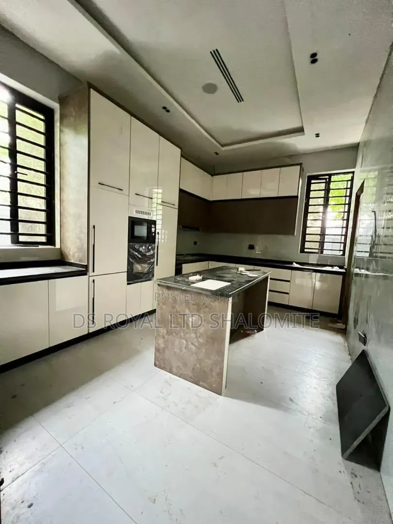 6bdrm Duplex in Ademola Adetokunbo for sale in Ademola Adetokunbo