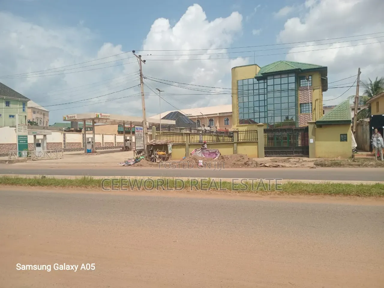 A Whole Building Available to Let or Lease Along Iworoad Ibadan in Iwo Road