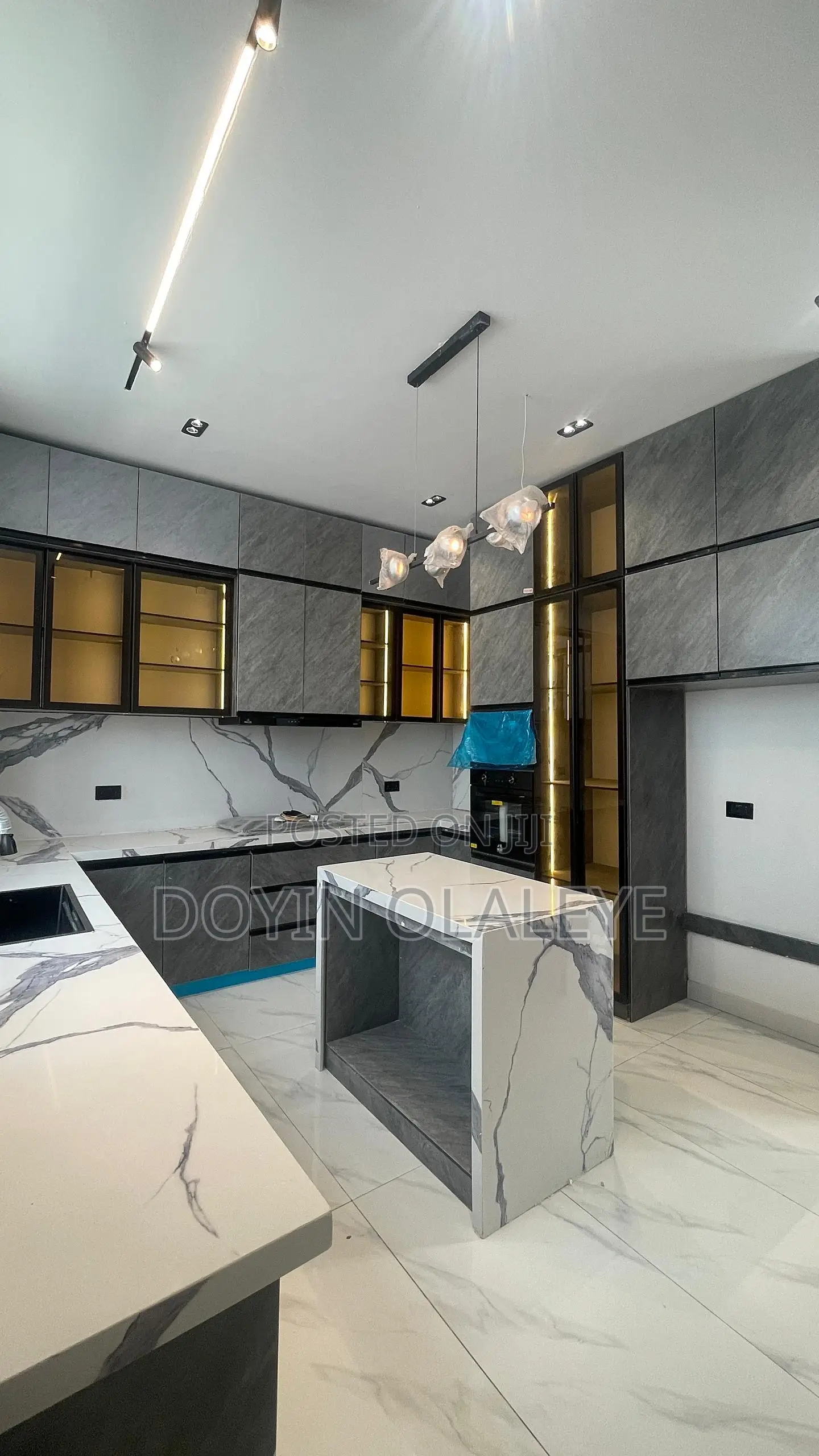 5bdrm Duplex in Chevron for sale in Chevron