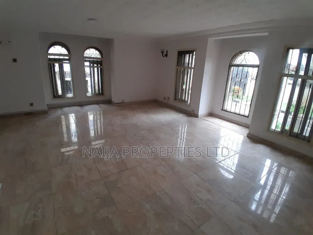 10 Bedroom Detached House With Pool at Oniru for Rent in Victoria Island Extension