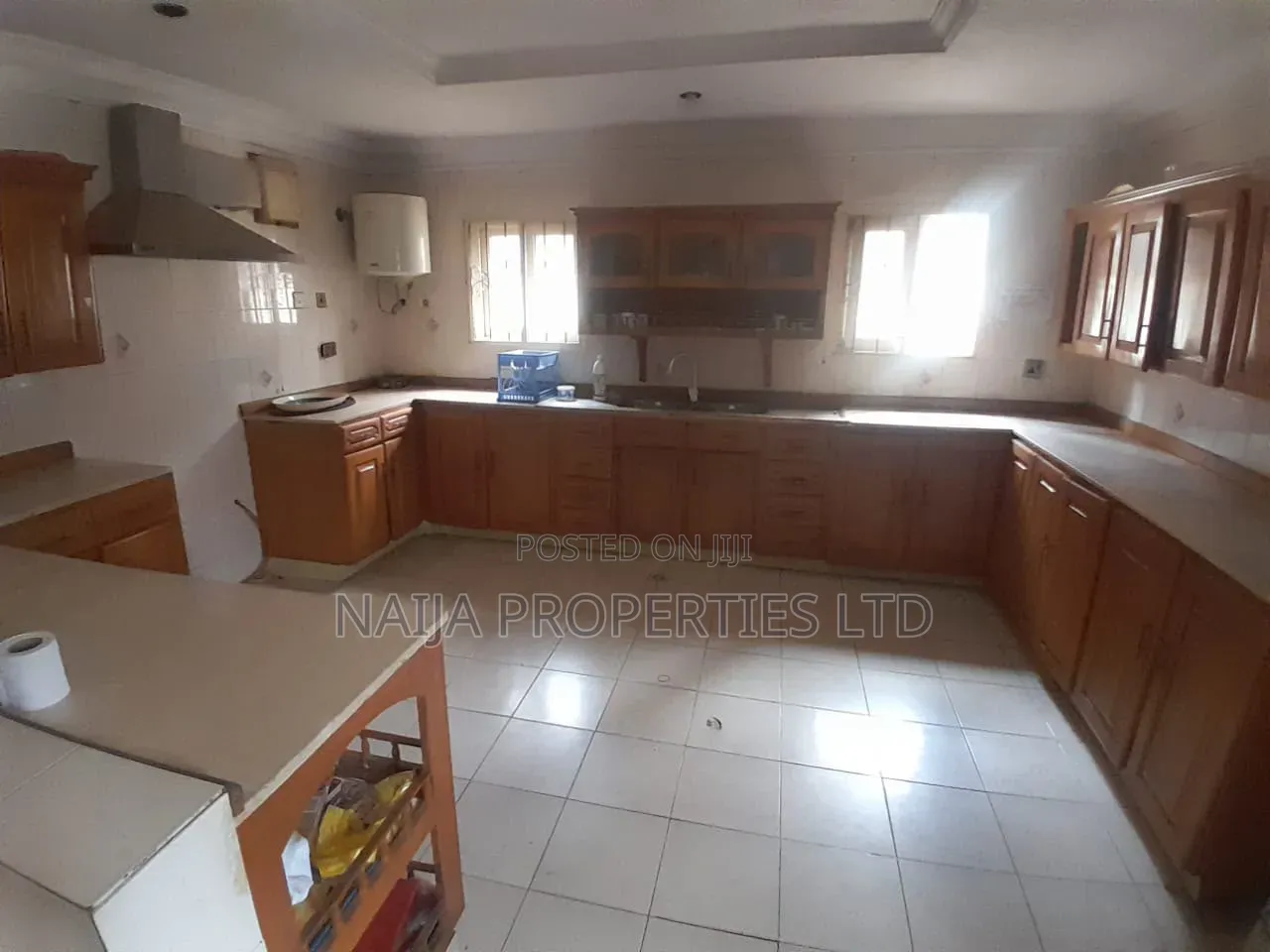 10 Bedroom Detached House With Pool at Oniru for Rent in Victoria Island Extension