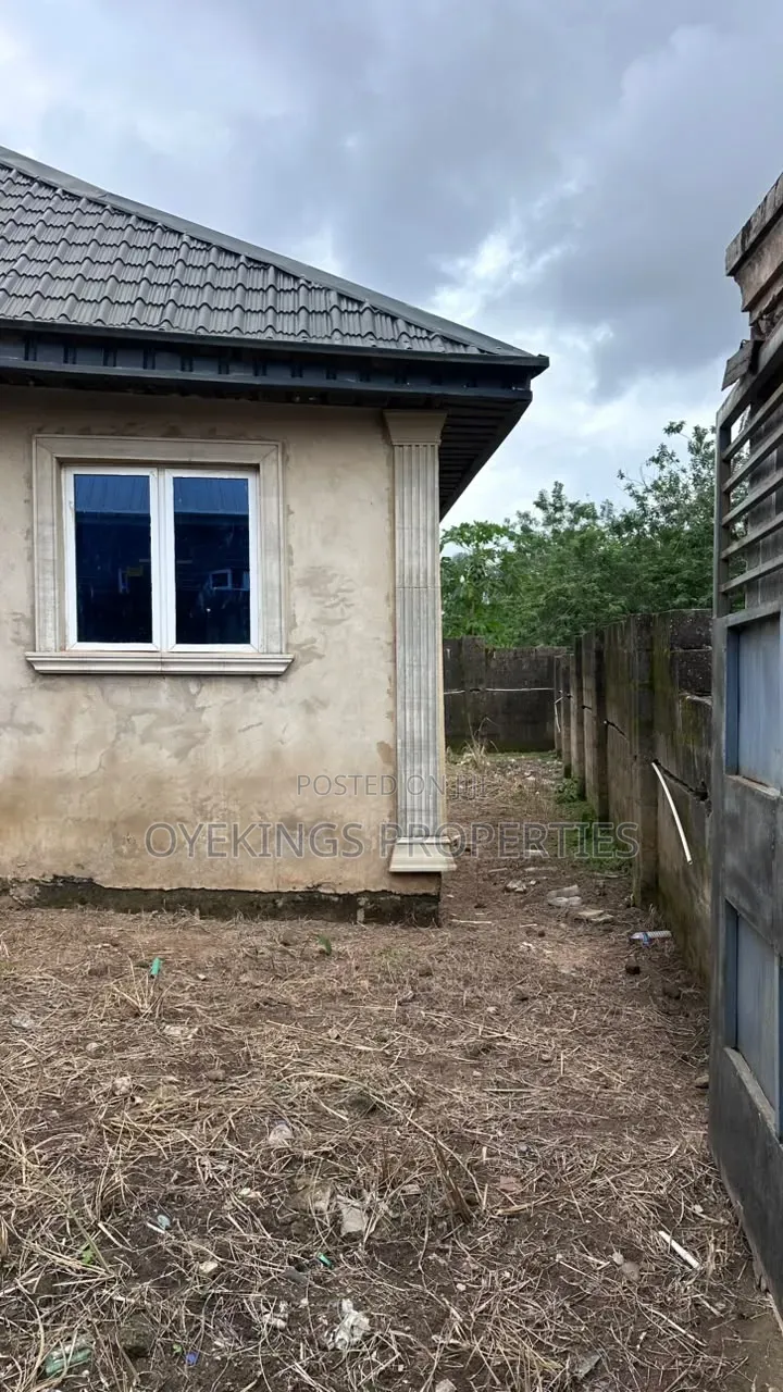 6bdrm Bungalow in Elenusoso, Oluyole for sale in Oluyole