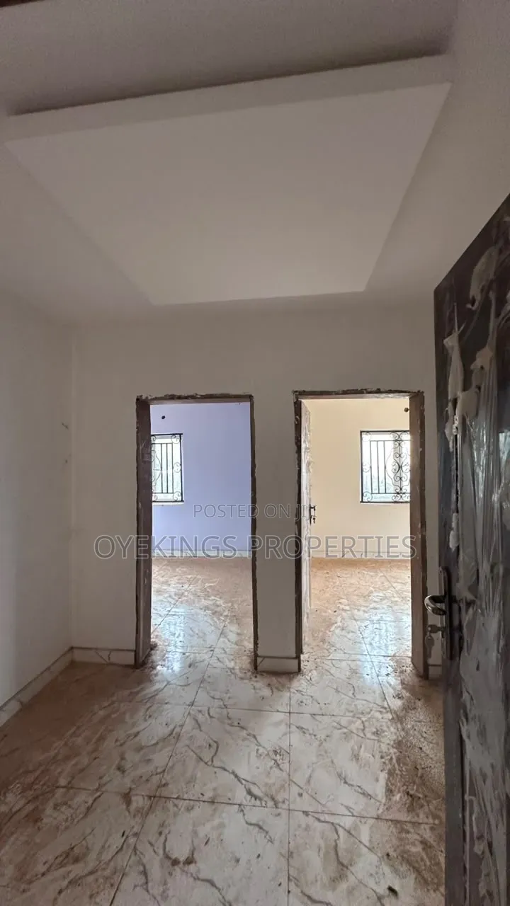6bdrm Bungalow in Elenusoso, Oluyole for sale in Oluyole
