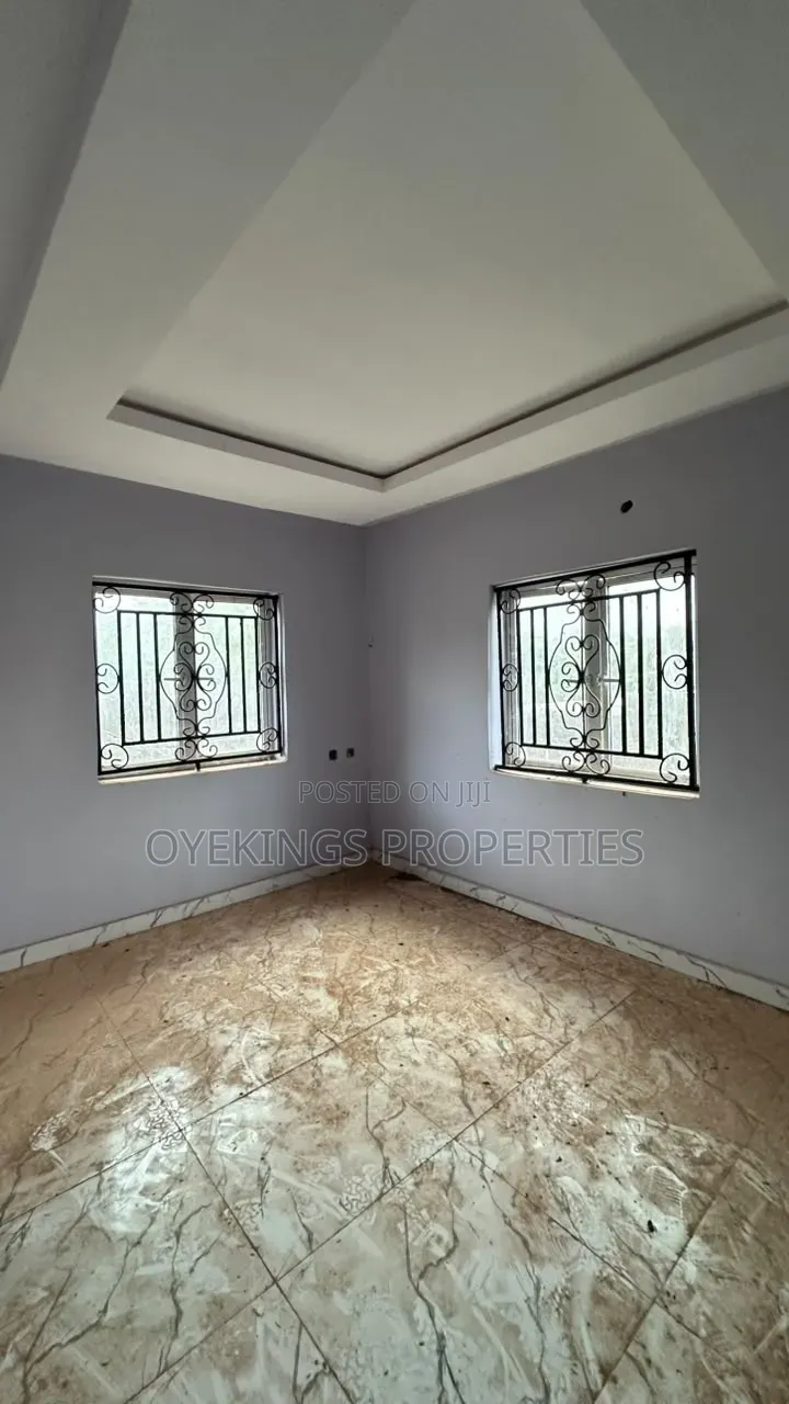 6bdrm Bungalow in Elenusoso, Oluyole for sale in Oluyole