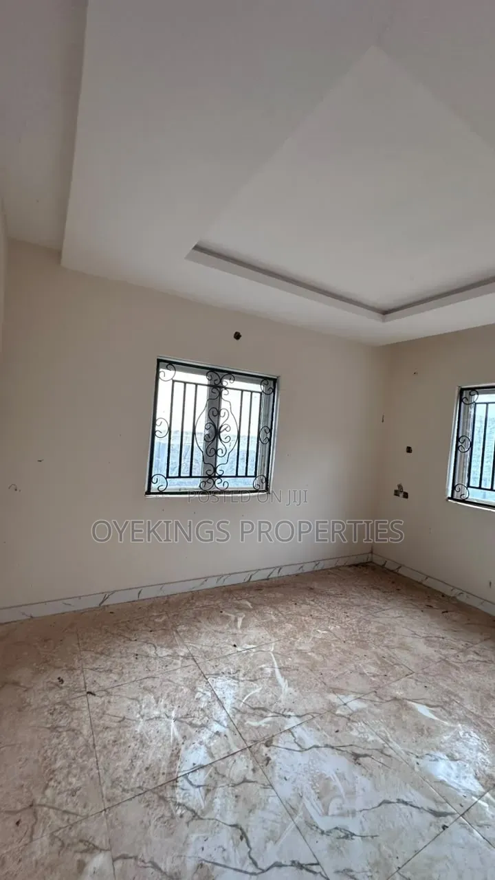 6bdrm Bungalow in Elenusoso, Oluyole for sale in Oluyole