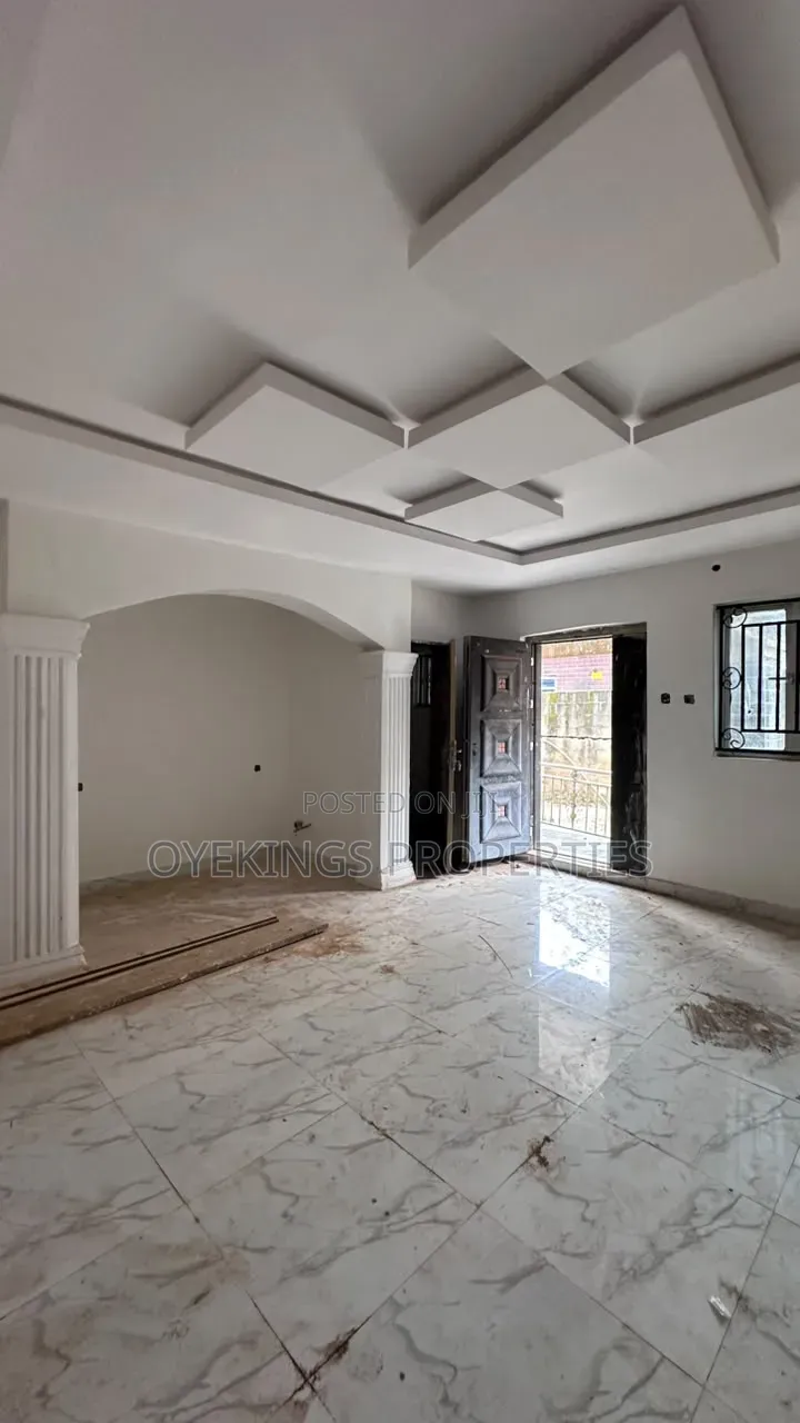 6bdrm Bungalow in Elenusoso, Oluyole for sale in Oluyole