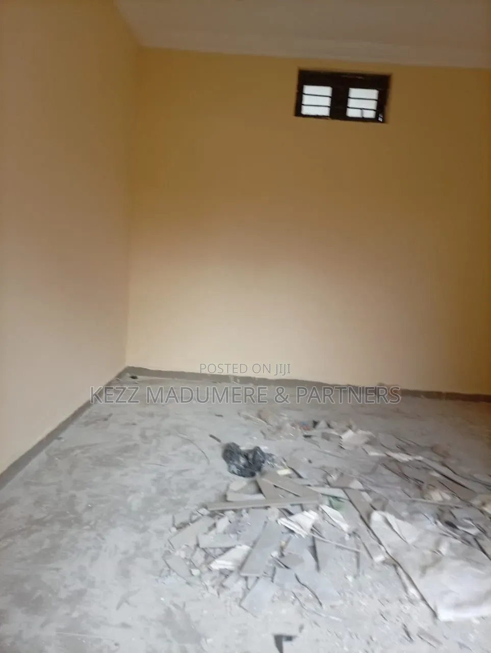 To Let : A Medium Size Hall Upstairs, Sars Road, Ph in Rumuahalu
