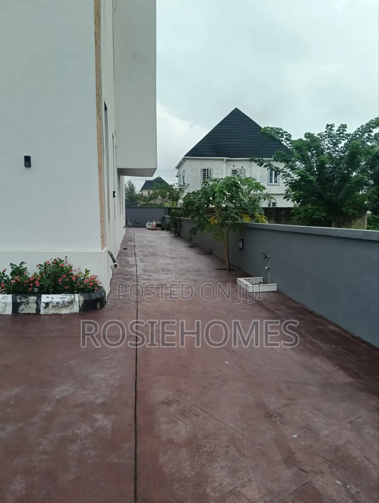 5bdrm Duplex in Chaplain Court, Ogombo for sale in Ogombo