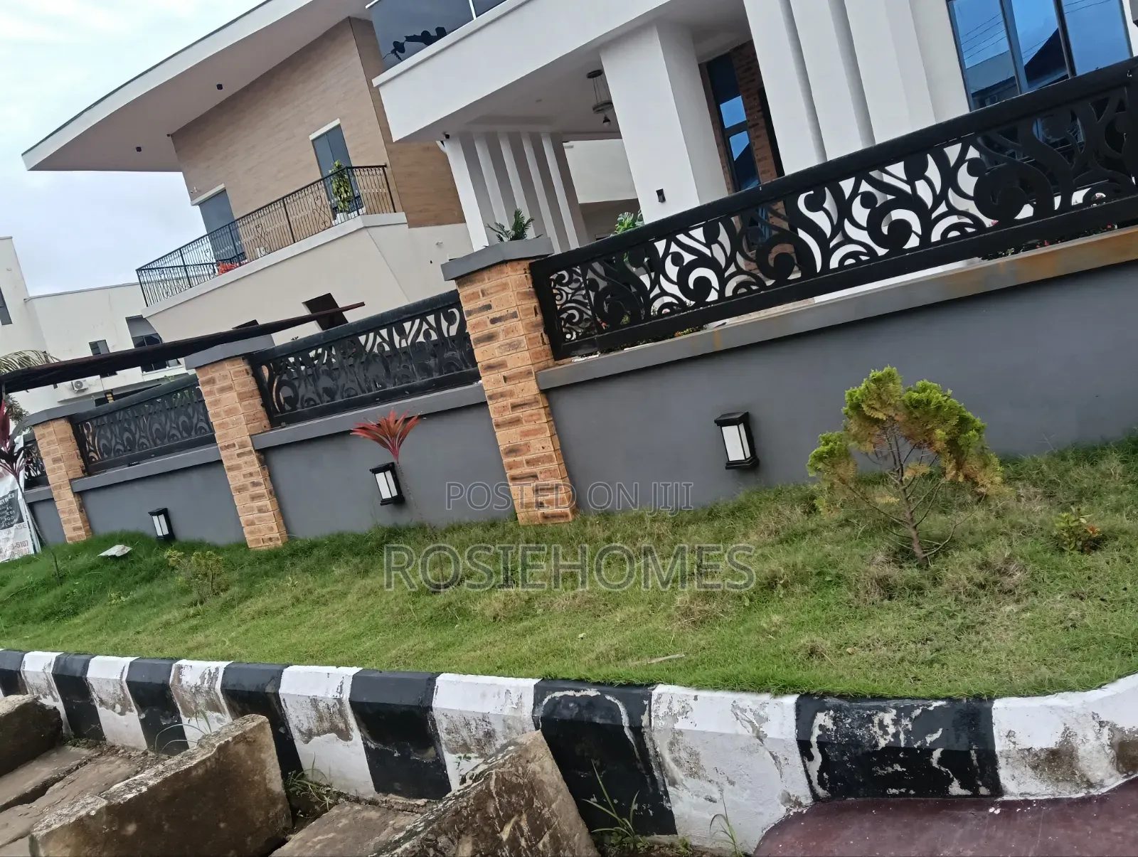 5bdrm Duplex in Chaplain Court, Ogombo for sale in Ogombo