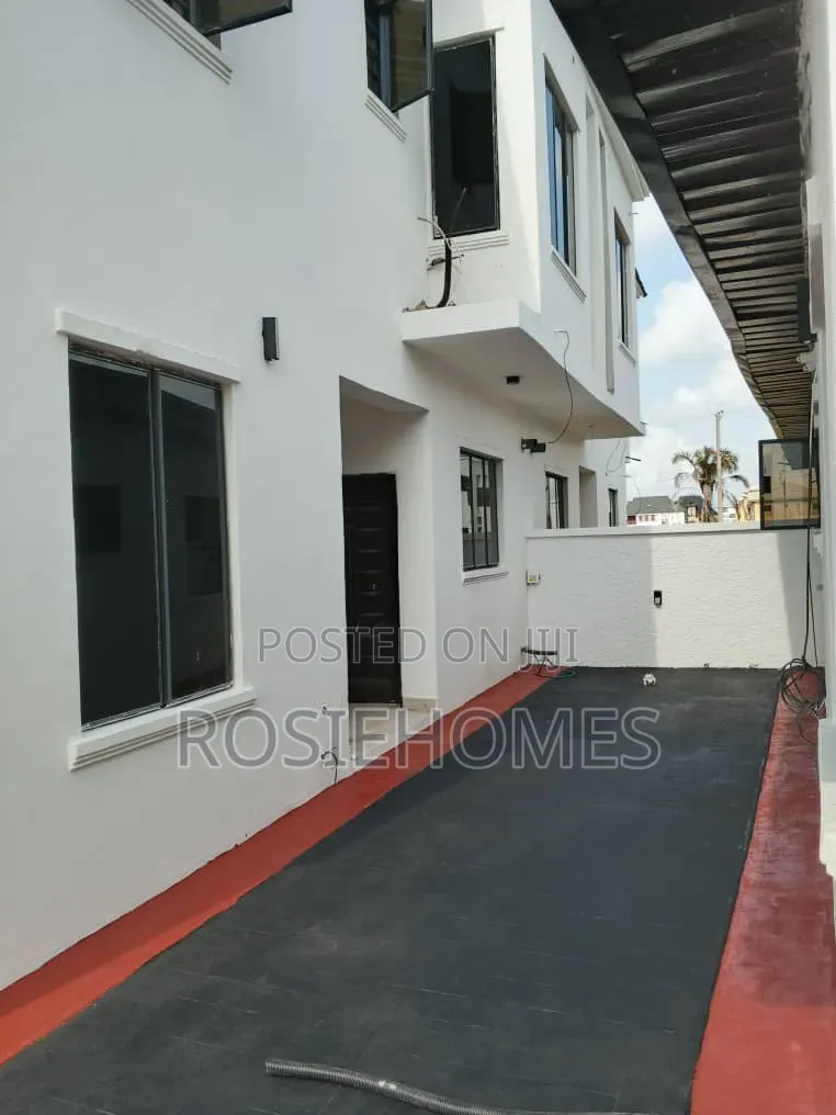 5bdrm Duplex in Chaplain Court, Ogombo for sale in Ogombo
