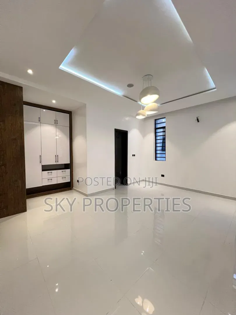 5bdrm Duplex in Megamond, Ikota for sale in Ikota