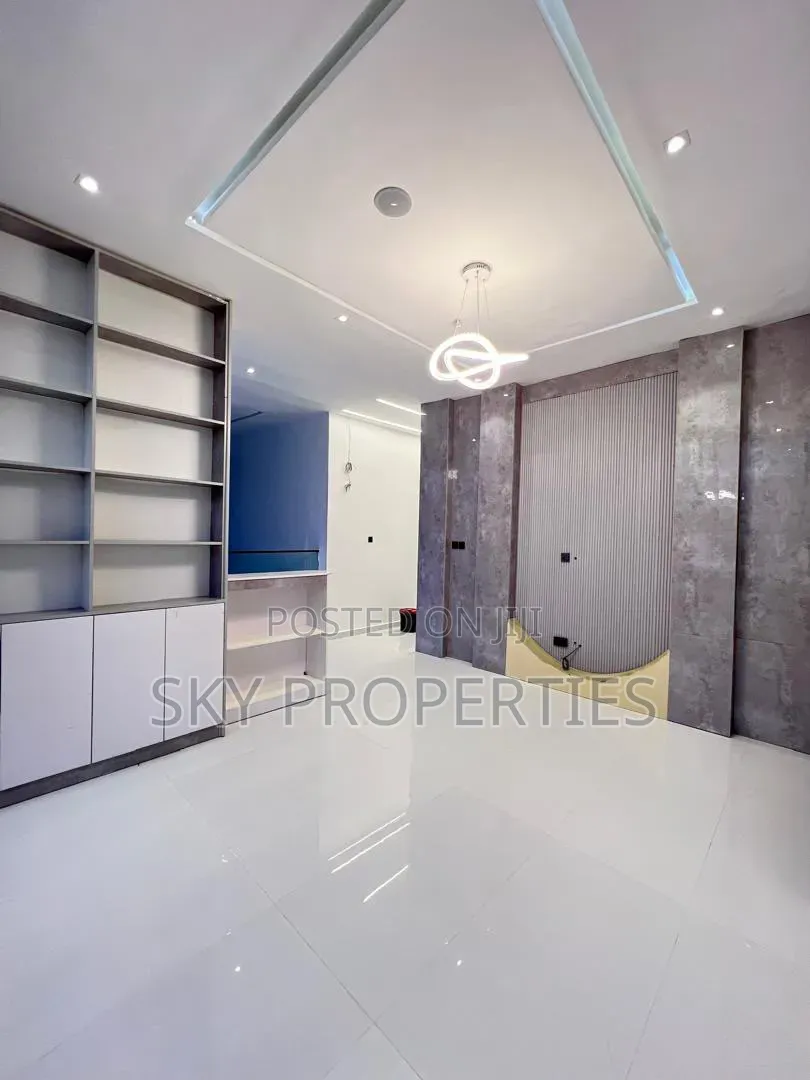 5bdrm Duplex in Megamond, Ikota for sale in Ikota