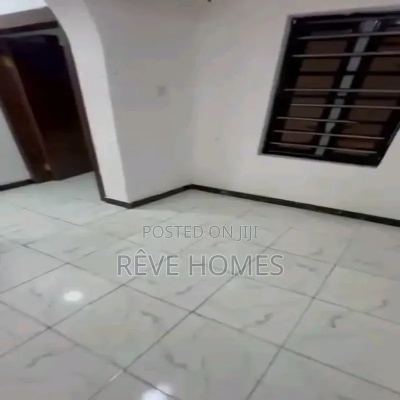 2bdrm Block of Flats in Soluyi for rent in Soluyi