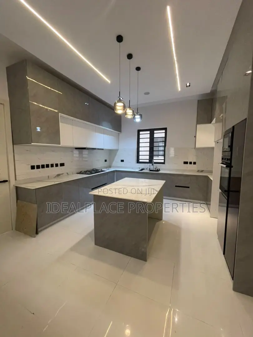 5bdrm Duplex in Ikota for sale in Ikota