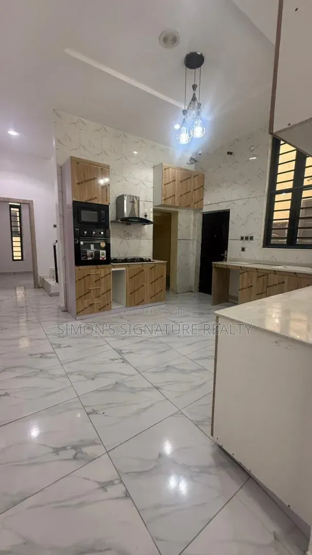 4bdrm Duplex in Ikota for rent in Ikota
