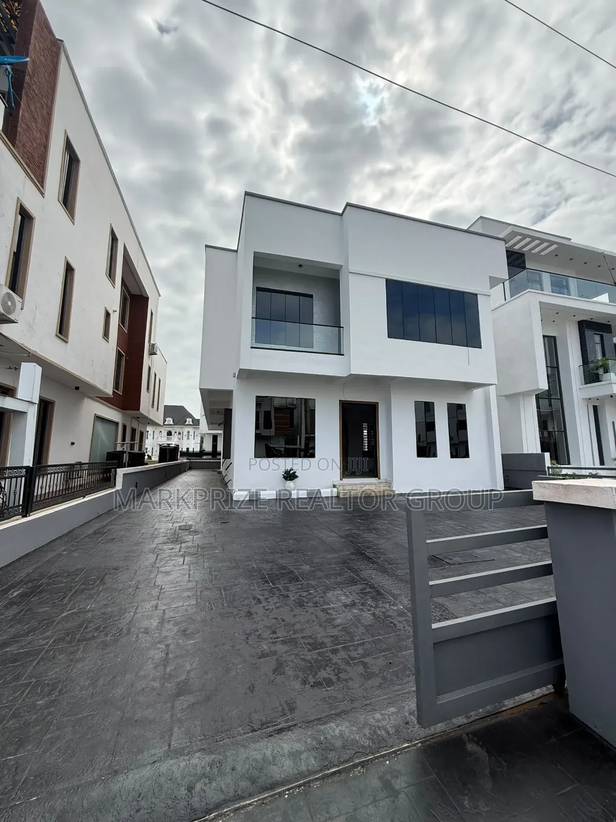 5bdrm Duplex in Lekki County, Ikota for sale in Ikota