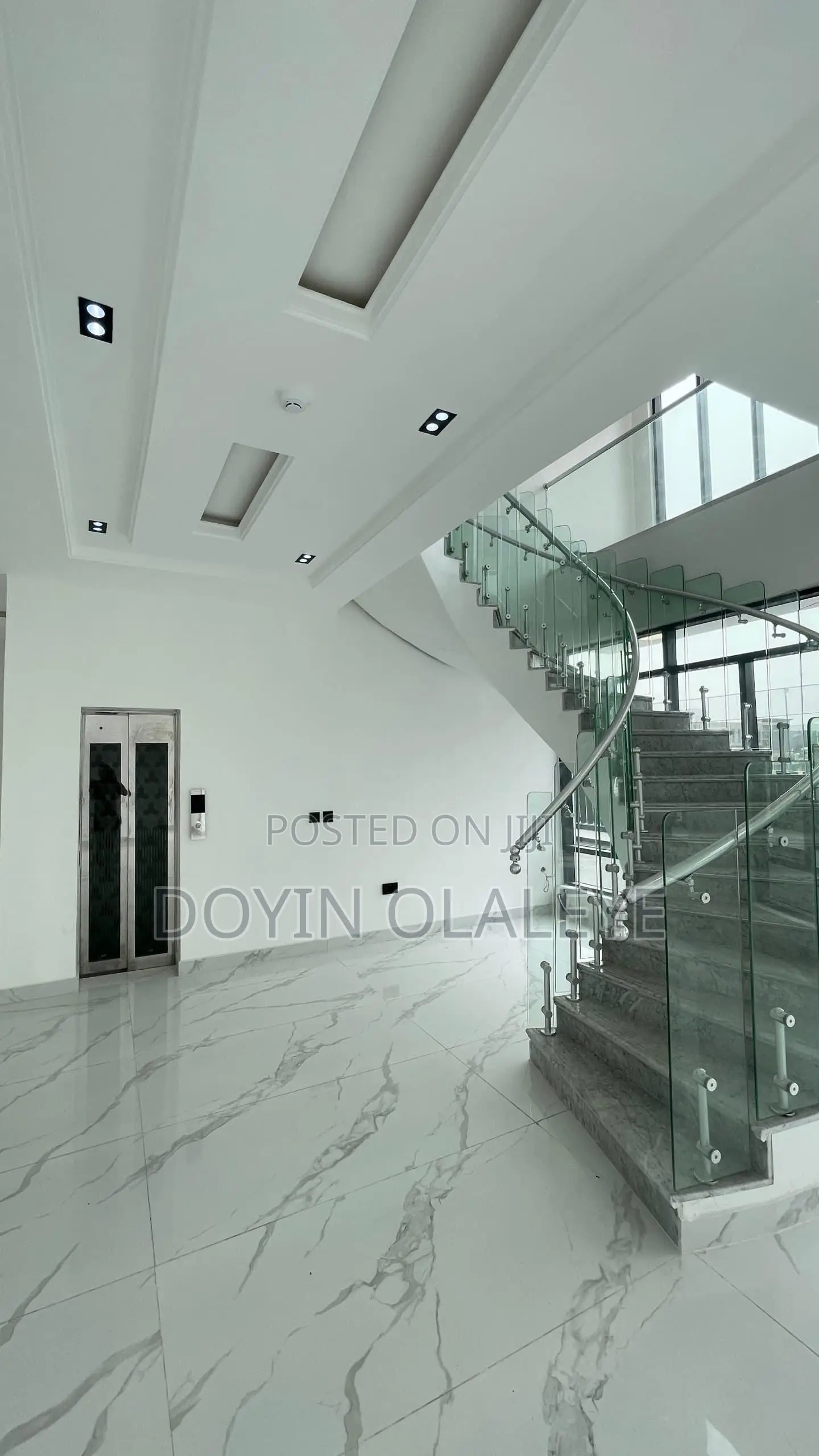 5bdrm Mansion in Osapa london for sale in Osapa london