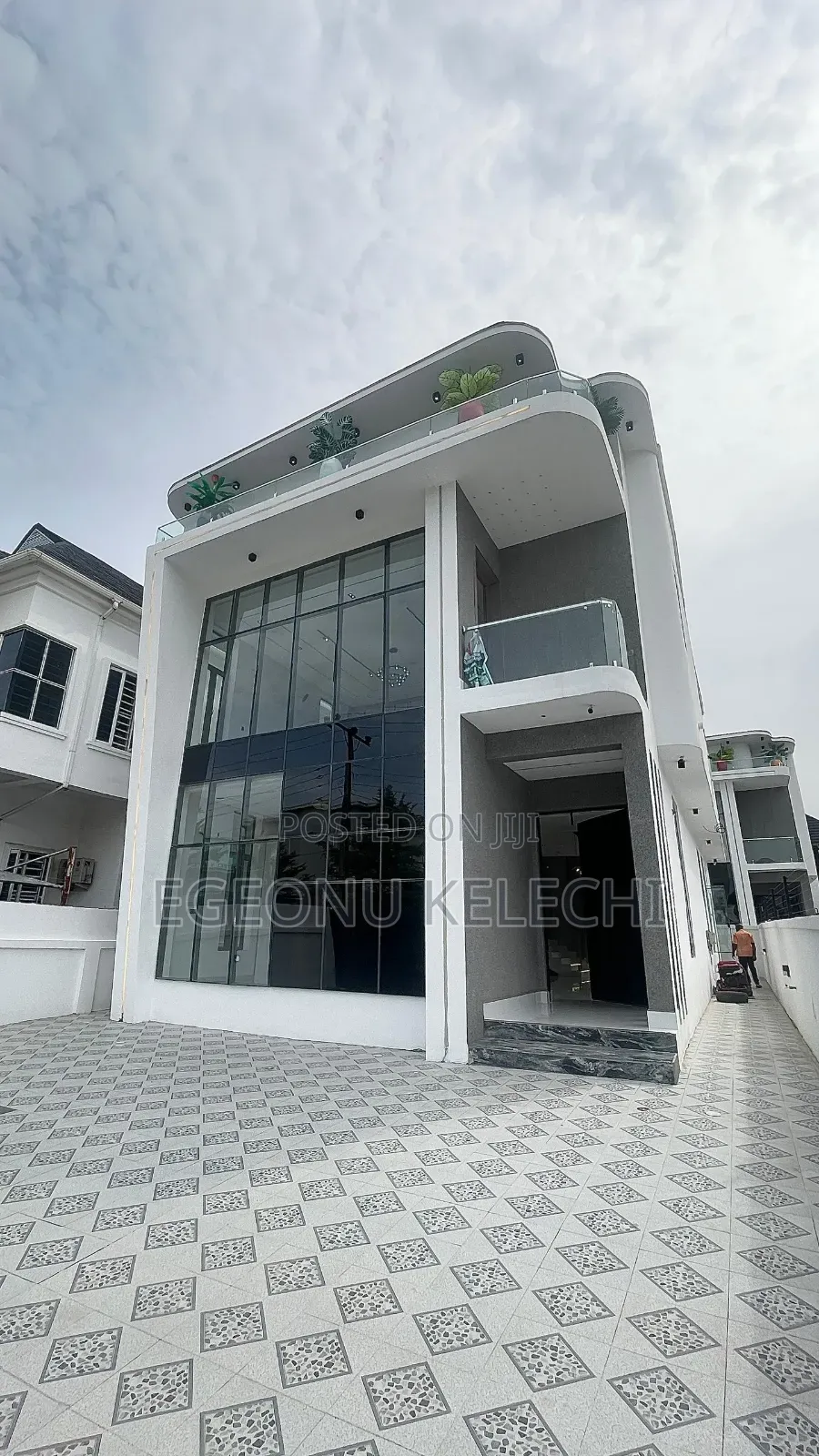 5bdrm Duplex in Chevron for sale in Chevron