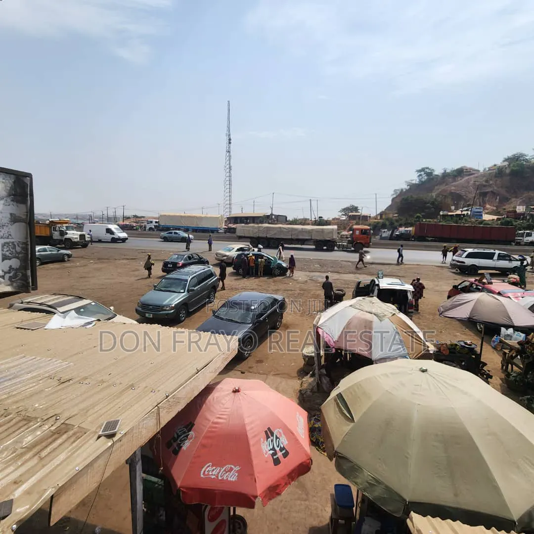A Big Shop to Let at Ibadan Toll Gate Motor Park in Ibadan