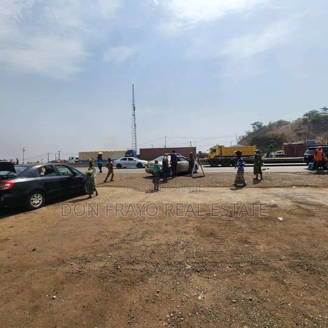 A Big Shop to Let at Ibadan Toll Gate Motor Park in Ibadan