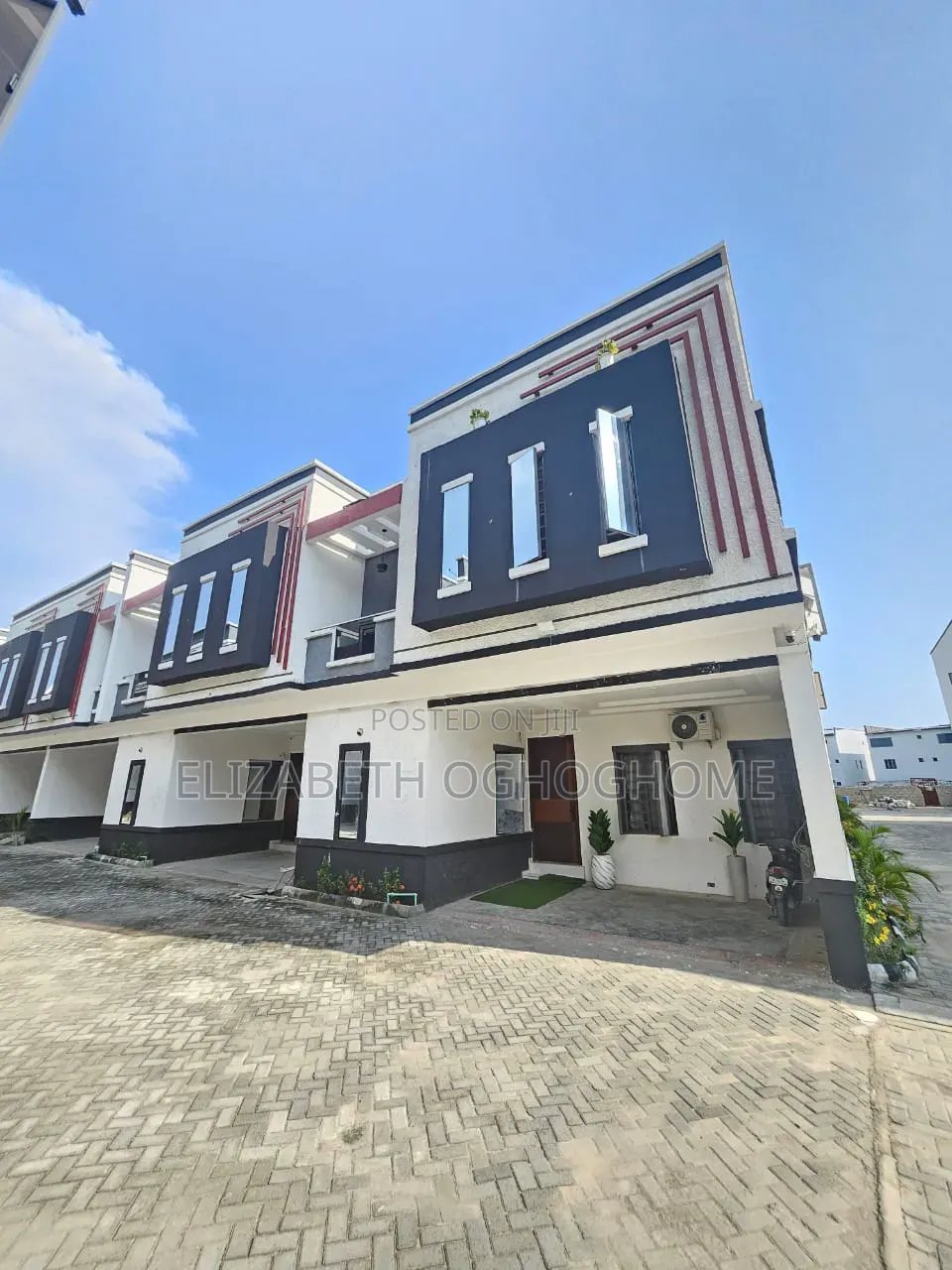 4bdrm Duplex in Lafiaji for sale in Lafiaji