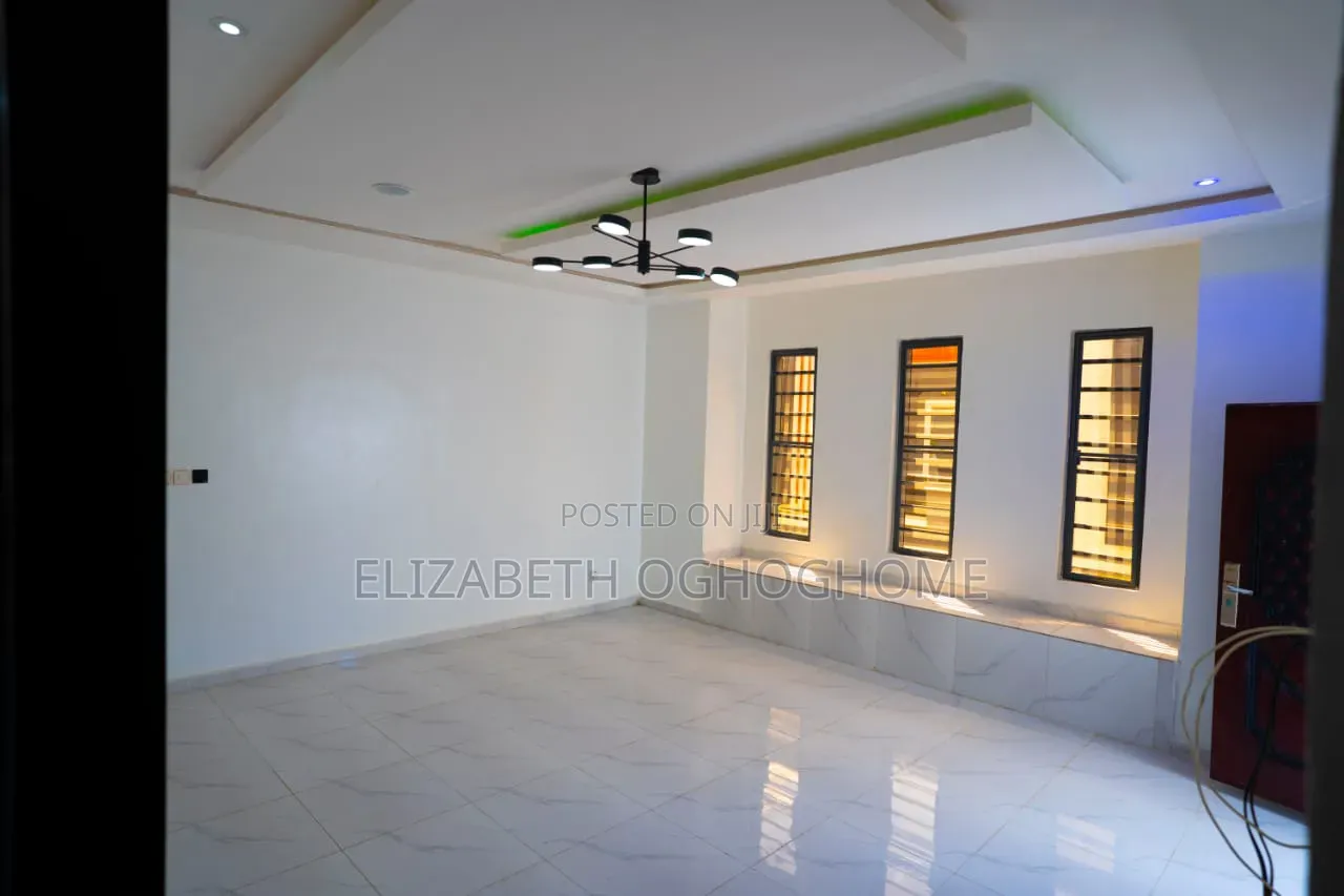 4bdrm Duplex in Lafiaji for sale in Lafiaji