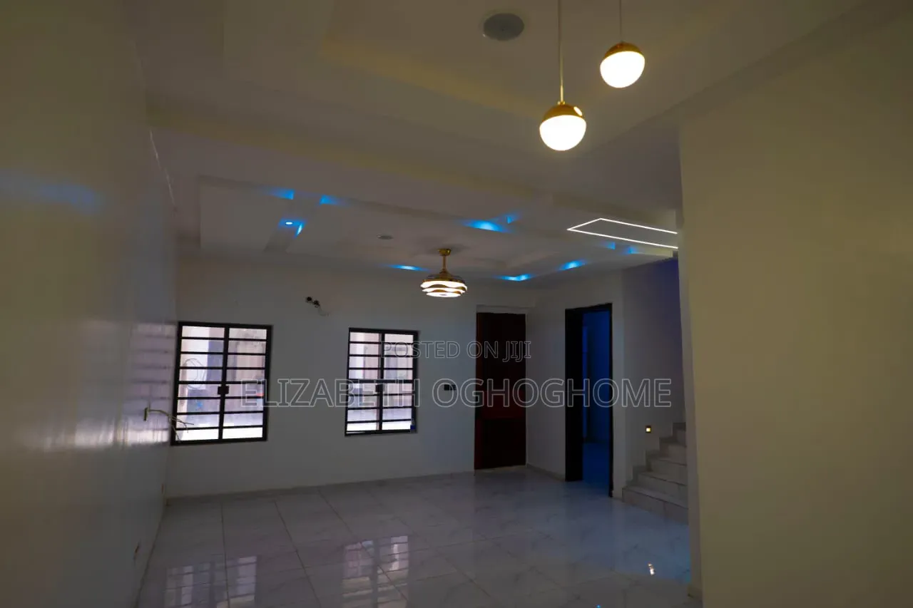 4bdrm Duplex in Lafiaji for sale in Lafiaji