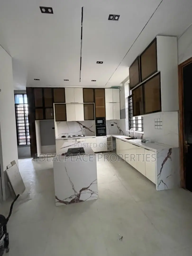 5bdrm Duplex in Chevron for sale in Chevron